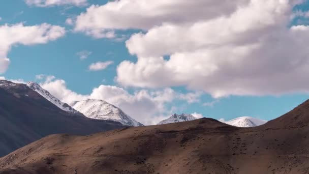 Timelapse Chmur Cienia Nad Chropowatymi Krajobrazami Ladakh — Wideo stockowe