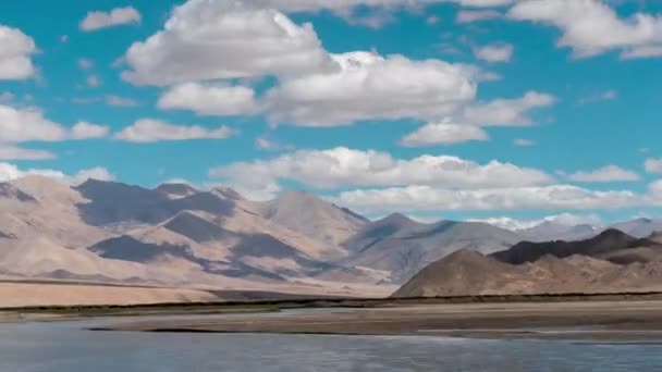 Хмари Тінь Над Міцними Пейзажами Ладакха — стокове відео