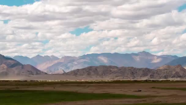 ラダックの険しい風景の上に雲と影のタイムラプス — ストック動画
