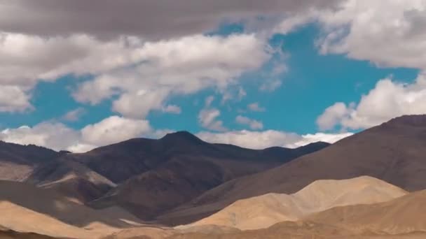 Timelapse Nubes Sombra Sobre Los Escarpados Paisajes Ladakh — Vídeo de stock