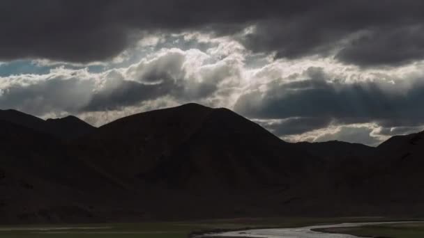 云和影在拉达克崎岖的地形上穿行的时间 — 图库视频影像