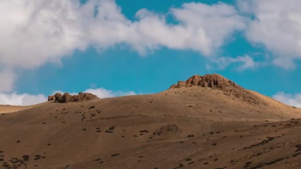 云和影在拉达克崎岖的地形上穿行的时间 — 图库视频影像