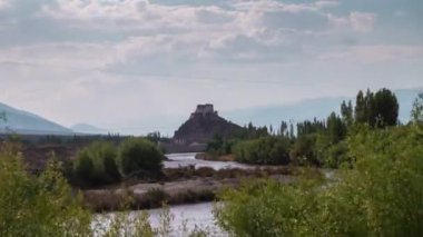 Hindistan 'ın Ladakh kentindeki Stakna Manastırı' nda bulutlar zarifçe hareket ediyor.