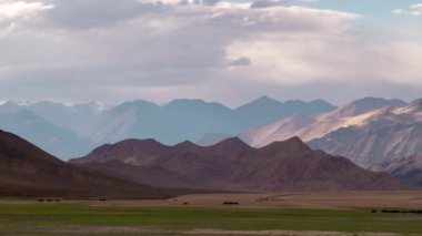 Bulutların ve gölgelerin zamanlaması Ladakh 'ın engebeli manzaralarının üzerinde