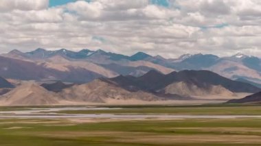Bulutların ve gölgelerin zamanlaması Ladakh 'ın engebeli manzaralarının üzerinde
