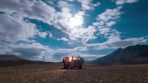 Egy Autót Láttak Kempingezni Holdfényes Éjszakai Égbolt Alatt — Stock videók
