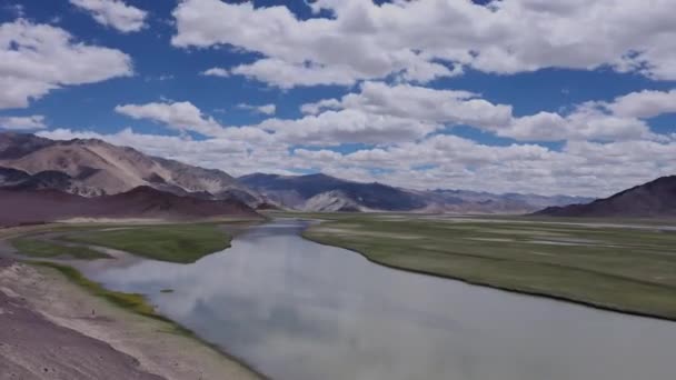 Timelapse Moln Och Skugga Över Karga Landskap Ladakh — Stockvideo