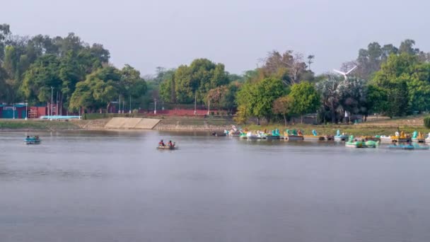 インド チャドガルシュ スクナ湖でのボートのタイムラプス — ストック動画