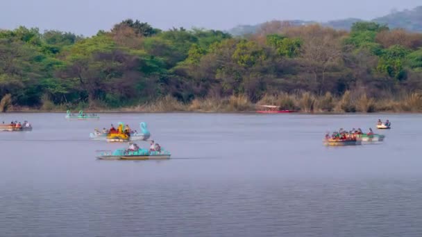 インド シャンディーガル湖でボートのタイムラプス — ストック動画