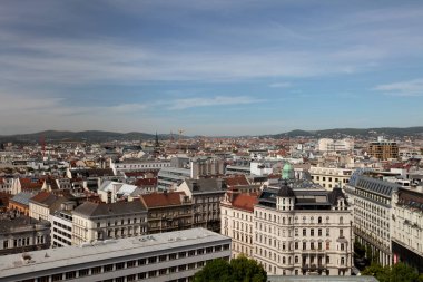 Viyana, Avusturya 'daki 360 numaralı restorandan güneşli bir bahar gününde tatil sırasında gökyüzü fotoğrafı çekildi.