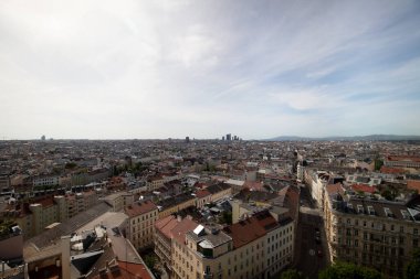 Viyana, Avusturya 'daki 360 numaralı restorandan güneşli bir bahar gününde tatil sırasında gökyüzü fotoğrafı çekildi.