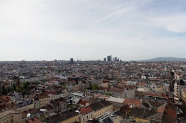 Viyana, Avusturya 'daki 360 numaralı restorandan güneşli bir bahar gününde tatil sırasında gökyüzü fotoğrafı çekildi.