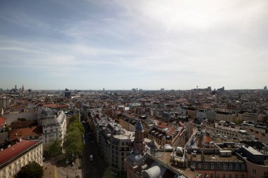 Viyana, Avusturya 'daki 360 numaralı restorandan güneşli bir bahar gününde tatil sırasında gökyüzü fotoğrafı çekildi.