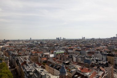 Viyana, Avusturya 'daki 360 numaralı restorandan güneşli bir bahar gününde tatil sırasında gökyüzü fotoğrafı çekildi.