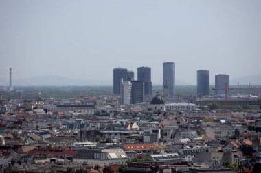 Viyana, Avusturya 'daki 360 numaralı restorandan güneşli bir bahar gününde tatil sırasında gökyüzü fotoğrafı çekildi.