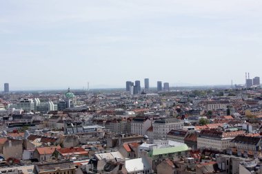 Viyana, Avusturya 'daki 360 numaralı restorandan güneşli bir bahar gününde tatil sırasında gökyüzü fotoğrafı çekildi.