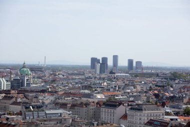 Viyana, Avusturya 'daki 360 numaralı restorandan güneşli bir bahar gününde tatil sırasında gökyüzü fotoğrafı çekildi.