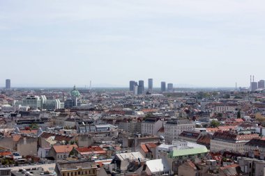 Viyana, Avusturya 'daki 360 numaralı restorandan güneşli bir bahar gününde tatil sırasında gökyüzü fotoğrafı çekildi.