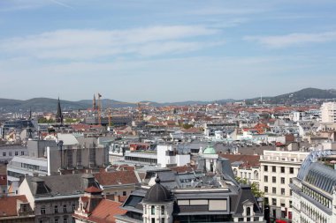 Viyana, Avusturya 'daki 360 numaralı restorandan güneşli bir bahar gününde tatil sırasında gökyüzü fotoğrafı çekildi.