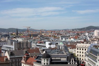 Viyana, Avusturya 'daki 360 numaralı restorandan güneşli bir bahar gününde tatil sırasında gökyüzü fotoğrafı çekildi.