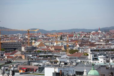 Viyana, Avusturya 'daki 360 numaralı restorandan güneşli bir bahar gününde tatil sırasında gökyüzü fotoğrafı çekildi.