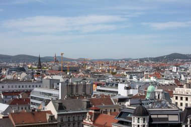 Viyana, Avusturya 'daki 360 numaralı restorandan güneşli bir bahar gününde tatil sırasında gökyüzü fotoğrafı çekildi.
