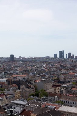 Viyana, Avusturya 'daki 360 numaralı restorandan güneşli bir bahar gününde tatil sırasında gökyüzü fotoğrafı çekildi.