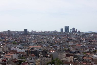 Viyana, Avusturya 'daki 360 numaralı restorandan güneşli bir bahar gününde tatil sırasında gökyüzü fotoğrafı çekildi.