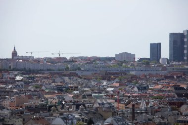 Viyana, Avusturya 'daki 360 numaralı restorandan güneşli bir bahar gününde tatil sırasında gökyüzü fotoğrafı çekildi.