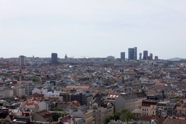 Viyana, Avusturya 'daki 360 numaralı restorandan güneşli bir bahar gününde tatil sırasında gökyüzü fotoğrafı çekildi.