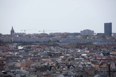 Viyana, Avusturya 'daki 360 numaralı restorandan güneşli bir bahar gününde tatil sırasında gökyüzü fotoğrafı çekildi.