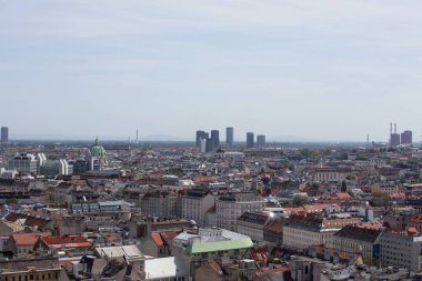 Viyana, Avusturya 'daki 360 numaralı restorandan güneşli bir bahar gününde tatil sırasında gökyüzü fotoğrafı çekildi.