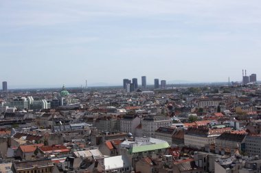 Viyana, Avusturya 'daki 360 numaralı restorandan güneşli bir bahar gününde tatil sırasında gökyüzü fotoğrafı çekildi.