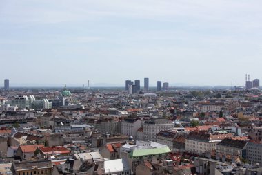 Viyana, Avusturya 'daki 360 numaralı restorandan güneşli bir bahar gününde tatil sırasında gökyüzü fotoğrafı çekildi.