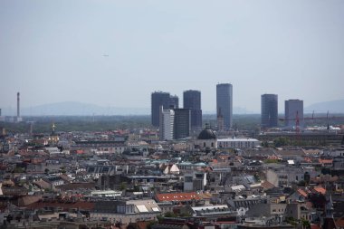 Viyana, Avusturya 'daki 360 numaralı restorandan güneşli bir bahar gününde tatil sırasında gökyüzü fotoğrafı çekildi.