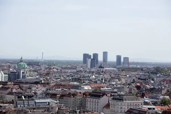 Viyana, Avusturya 'daki 360 numaralı restorandan güneşli bir bahar gününde tatil sırasında gökyüzü fotoğrafı çekildi.