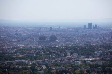 Viyana, Avusturya 'dan, Kahlenberg, Avusturya' dan, güneşli bir bahar gününde tatil sırasında çekilmiş bir manzara.