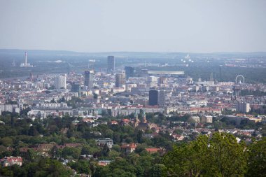 Viyana, Avusturya 'dan, Kahlenberg, Avusturya' dan, güneşli bir bahar gününde tatil sırasında çekilmiş bir manzara.