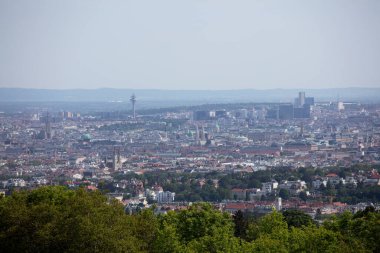 Viyana, Avusturya 'dan, Kahlenberg, Avusturya' dan, güneşli bir bahar gününde tatil sırasında çekilmiş bir manzara.