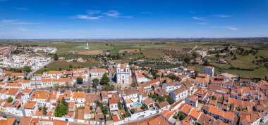 Portekiz 'in Alentejo kırsal kesimindeki Castro Verde tipik köyünün hava panoramik manzarası. 