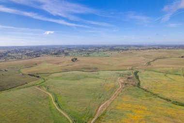Portekiz 'in Popüler Doğa Hedeflerinden biri olan Alentejo bölgesindeki Castro Verde köyü yakınlarında çekilen Alentejo kırsalının hava panoramik gündoğumu manzarası. 
