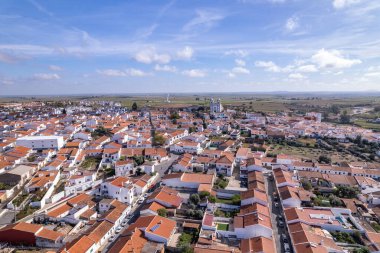 Castro Verde Aerial view ve 16. yüzyılda inşa edilen Kraliyet Bazilikası, kutsal eserlerin sergilendiği bir müzeyi içerir. Portekiz 'in Alentejo bölgesinde yer almaktadır.. 