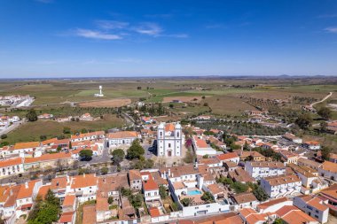 Castro Verde Aerial view ve 16. yüzyılda inşa edilen Kraliyet Bazilikası, kutsal eserlerin sergilendiği bir müzeyi içerir. Portekiz 'in Alentejo bölgesinde yer almaktadır.. 