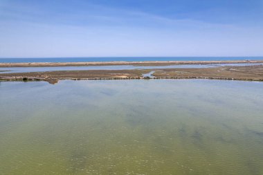 Quinta do Lago plajı, Almancil, Algarve, Portekiz 'deki Ria Formosa sulak alanlarının doğal parkı ve Atlantik Okyanus plajı havacılık deniz manzarası..
