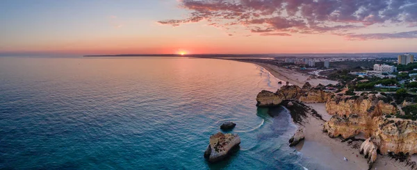 葡萄牙西阿尔加维海岸著名旅游胜地Alvor的Praia Dos Tres Irmaos 三兄弟海滩 的空中黄昏景观 — 图库照片