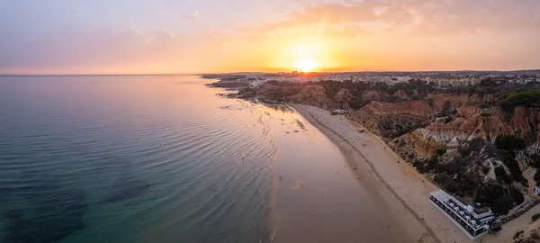葡萄牙南部阿尔加维地区普拉亚 多巴兰科 达贝尔哈卡斯海滩的海景和海岸线悬崖是全球受欢迎的海滩和自然目的地 — 图库照片