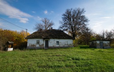 Köydeki eski Ukrayna köylü evi.