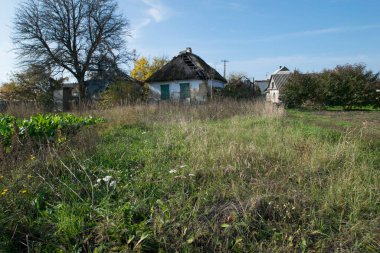 Köydeki eski Ukrayna köylü evi.