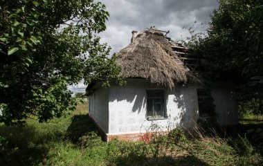 Köydeki terk edilmiş Ukrayna köylü evi.