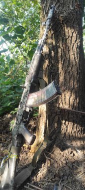 Cephede Ukraynalı bir askerin silahı.